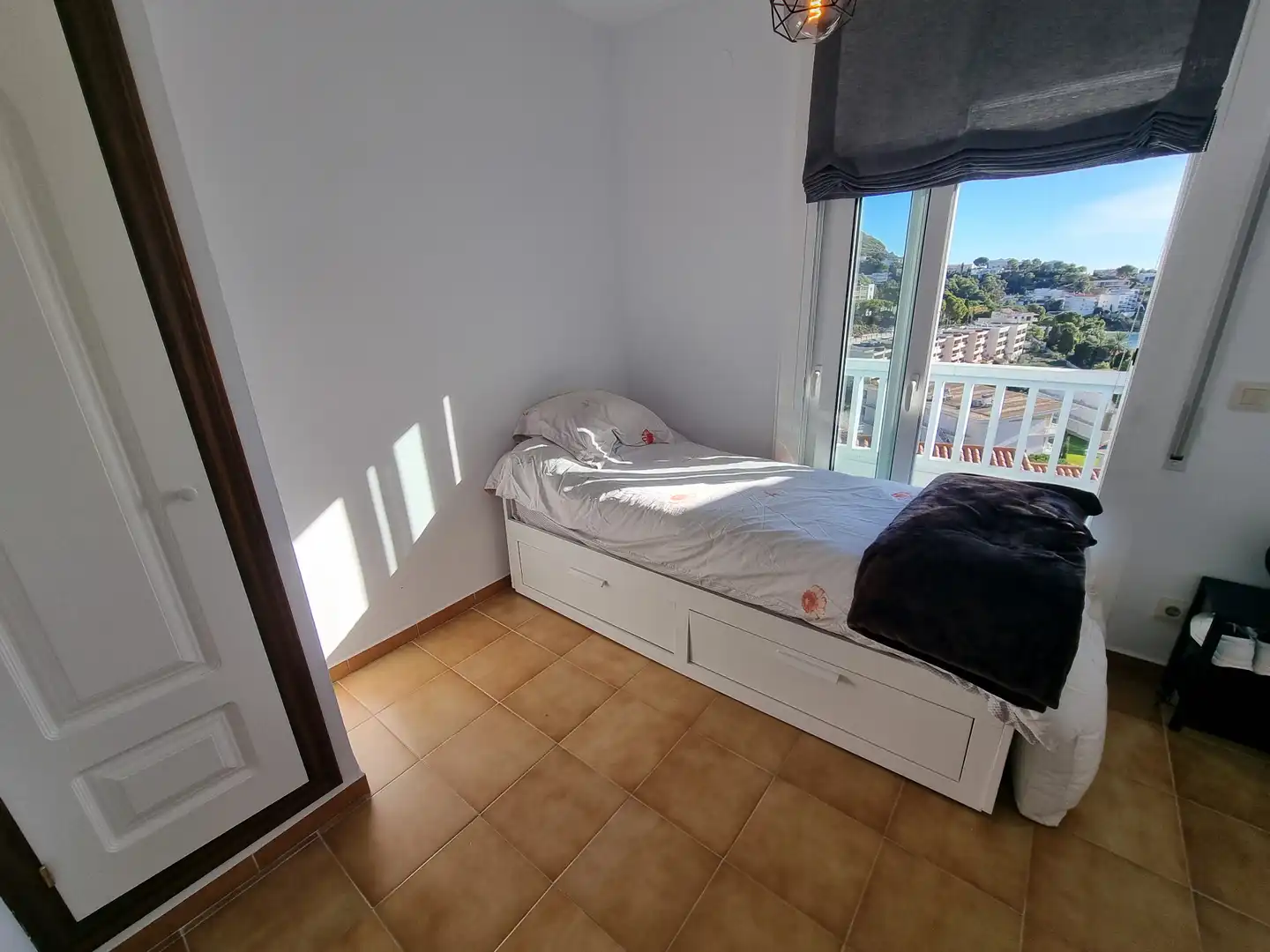 Schlafzimmer von Einfamilien-Reihenhaus zum Verkauf in Roses mit Klimaanlage, Heizung und Privatgarten