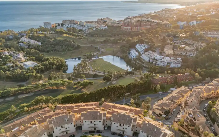 Vista exterior de Piso en venta en Benalmádena con Amueblado, Horno y Lavadora