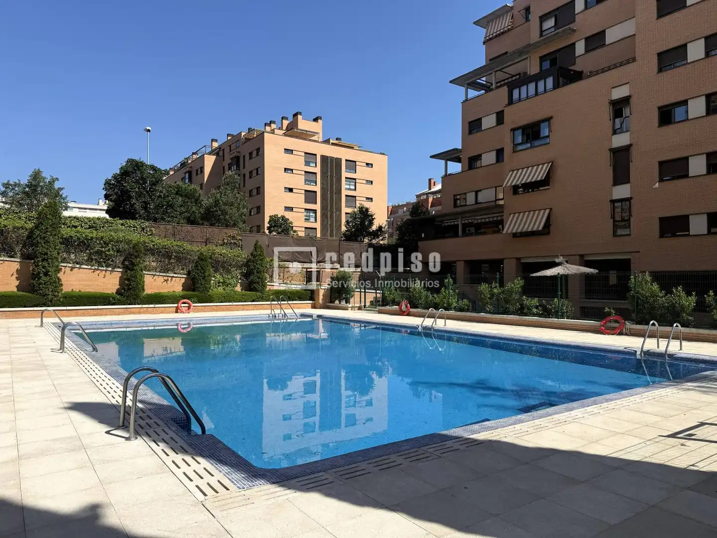Piscina de Piso de alquiler en Madrid con Aire acondicionado, Calefacción y Jardín privado