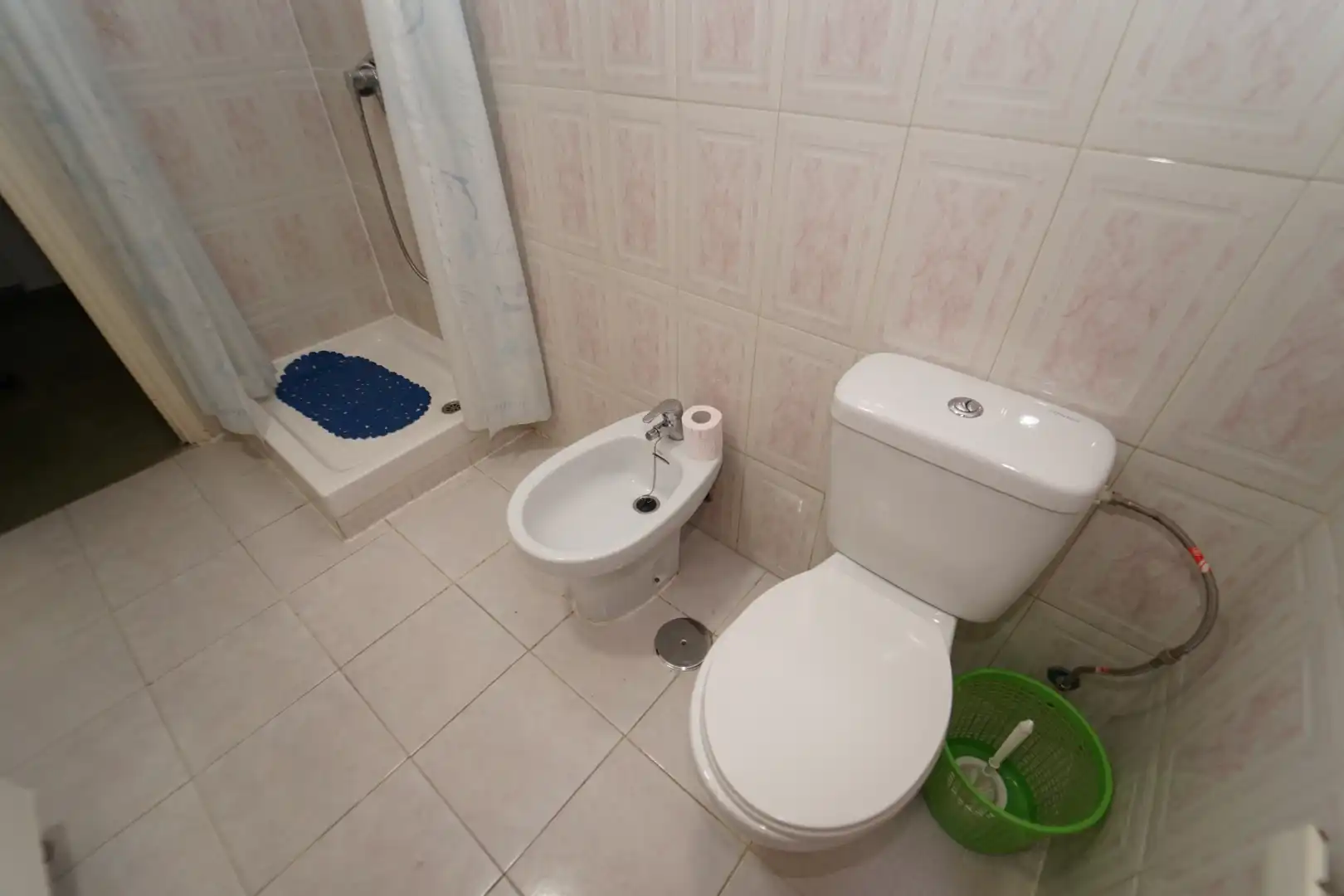 Bathroom of Flat for rent in Granada  with Air Conditioner, Furnished and Washing machine
