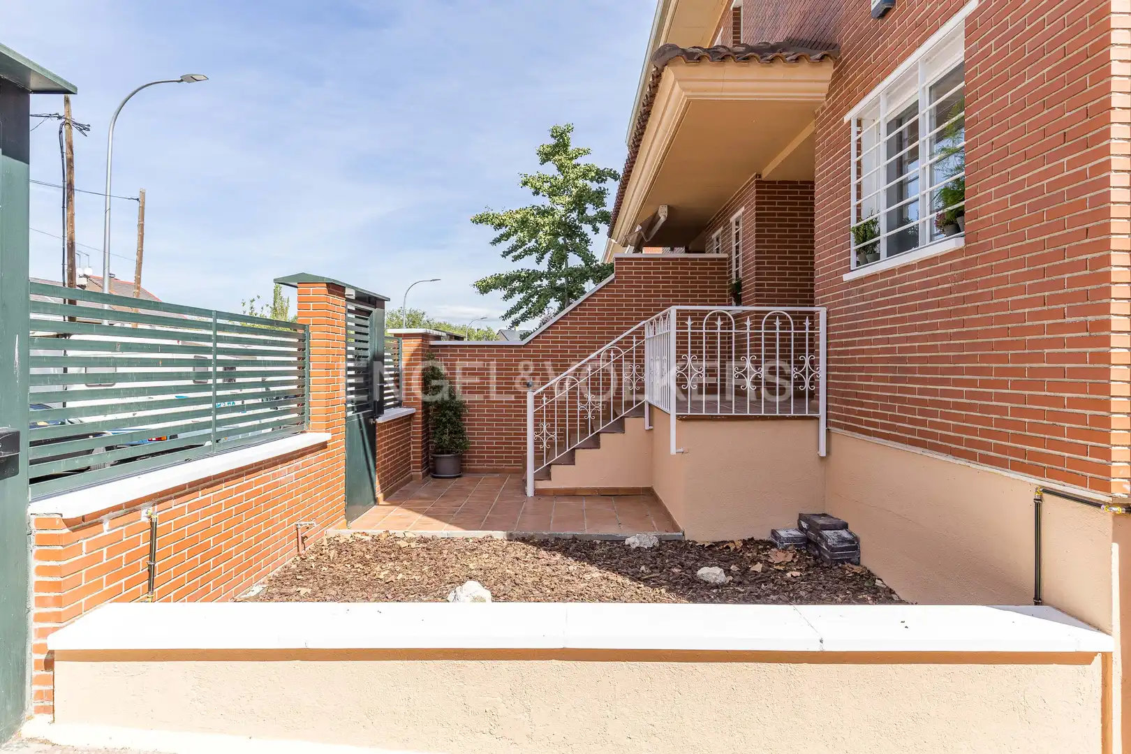 Vista exterior de Casa o xalet de lloguer en Madrid amb Aire condicionat, Calefacció i Jardí privat
