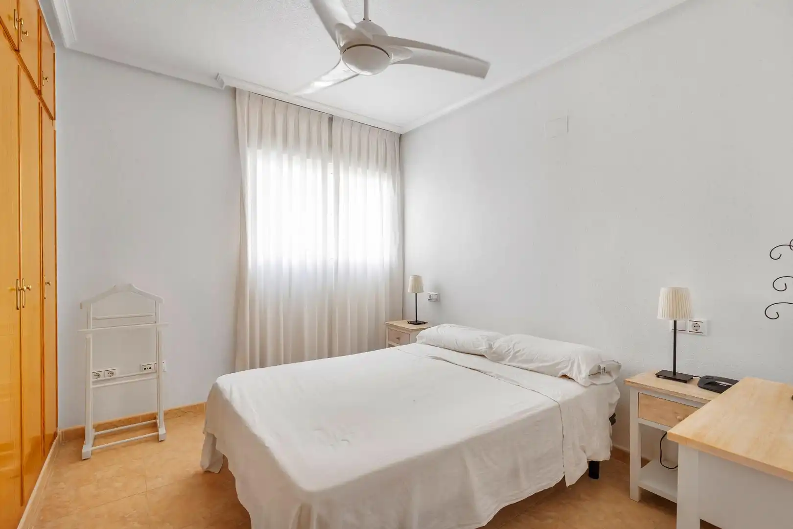 Habitación de Apartamento en venta en Torrevieja con Piscina, Amueblado y Microondas