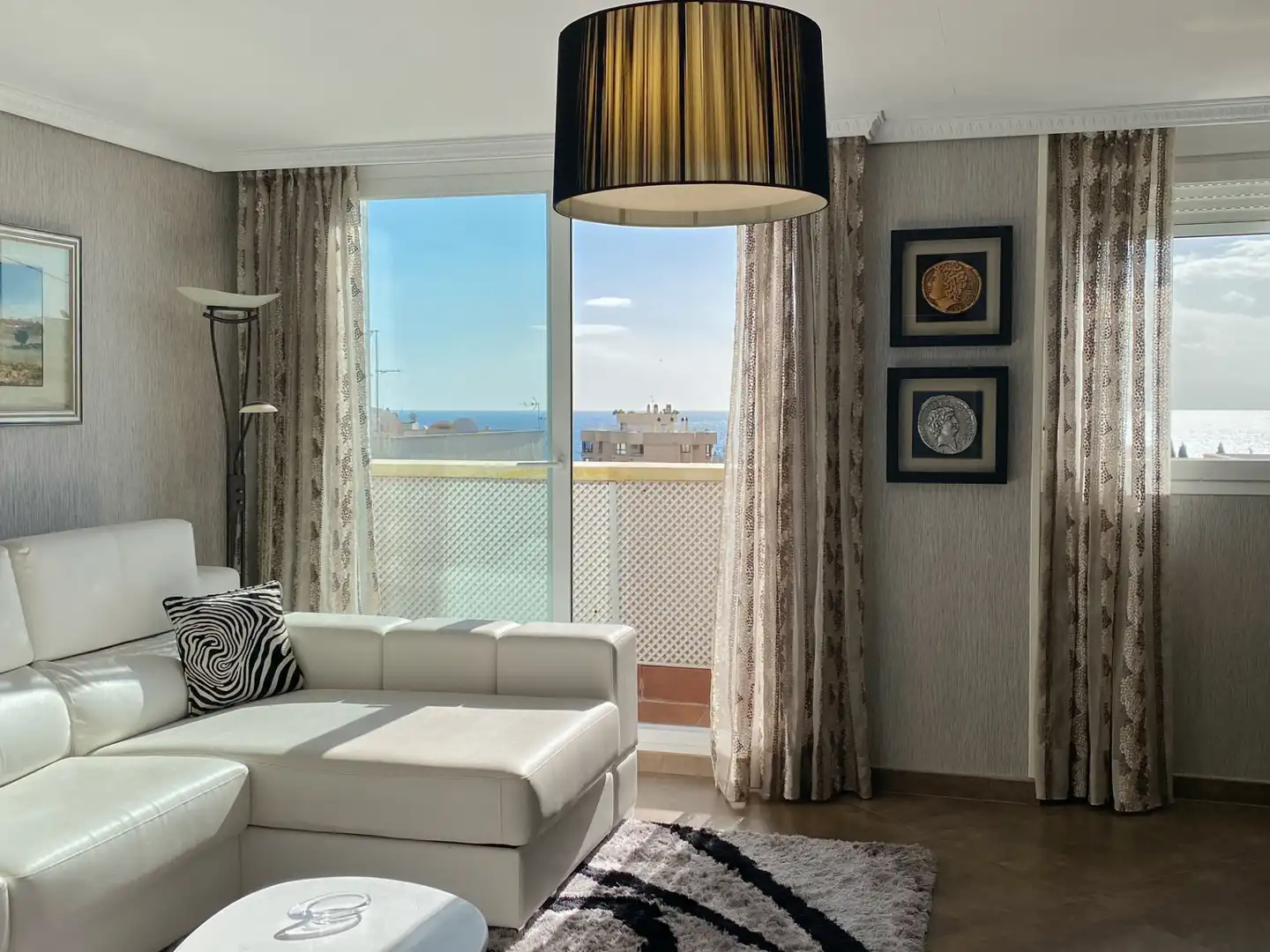 Sala d'estar de Àtic en venda en Marbella amb Aire condicionat, Terrassa i Forn