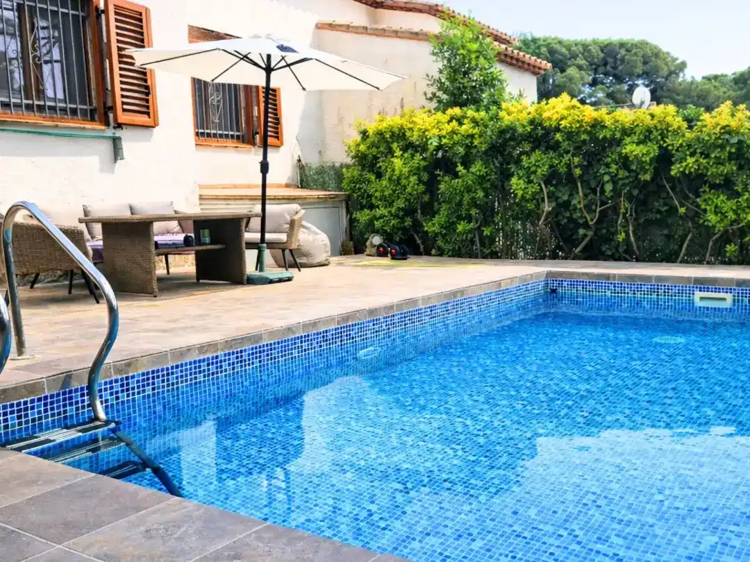 Piscina de Pis de lloguer en Begur amb Aire condicionat, Jardí privat i Traster