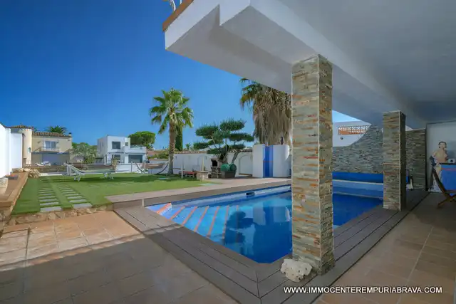 Swimming pool of Houses for sale in Empuriabrava  with Air Conditioner, Heating and Private garden