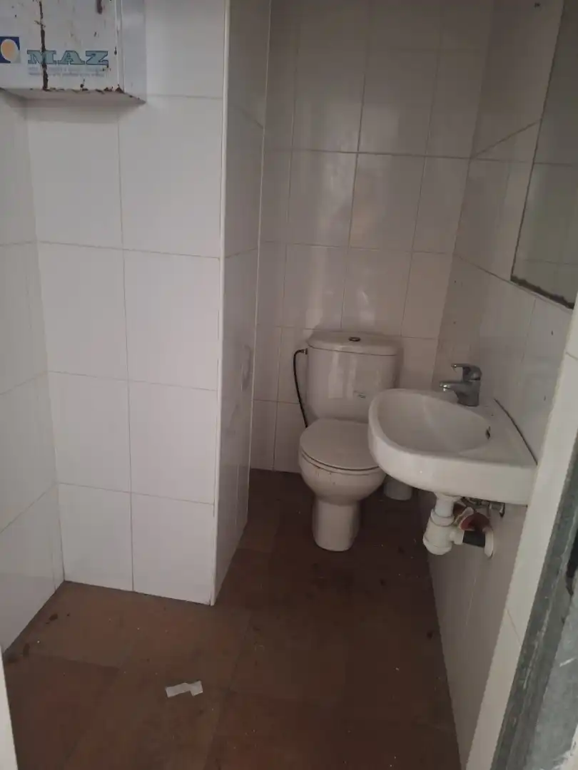Bany de Local de lloguer en Valencia amb Aire condicionat