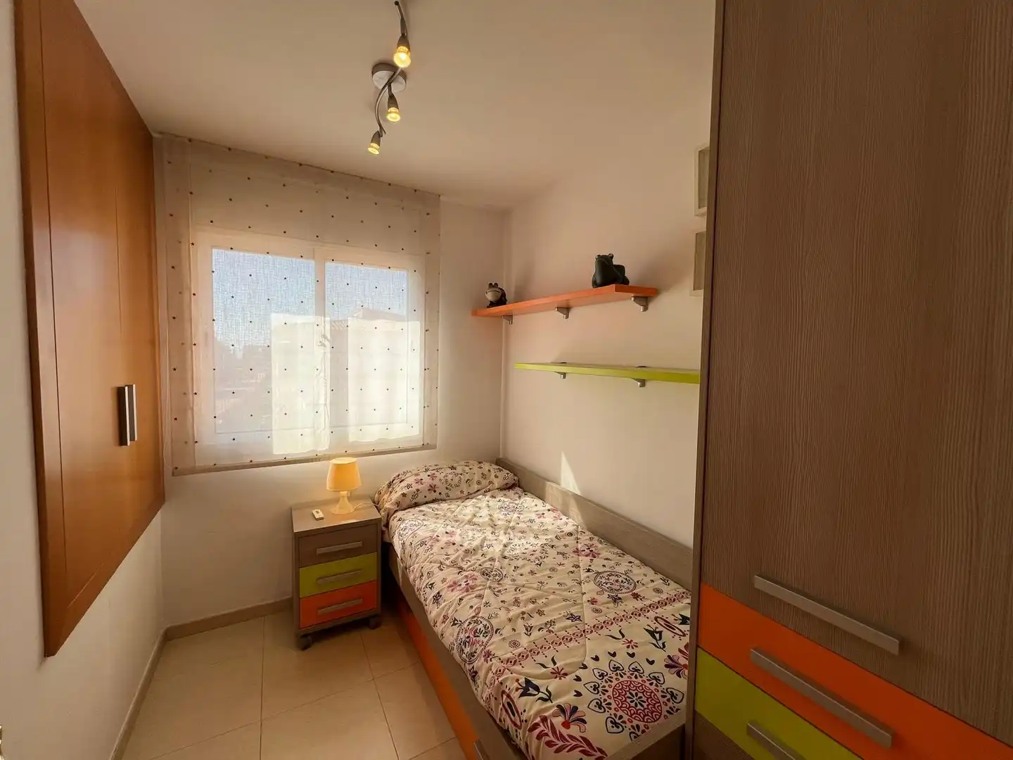 Schlafzimmer von Einfamilien-Reihenhaus zum Verkauf in El Vendrell mit Klimaanlage, Heizung und Terrasse