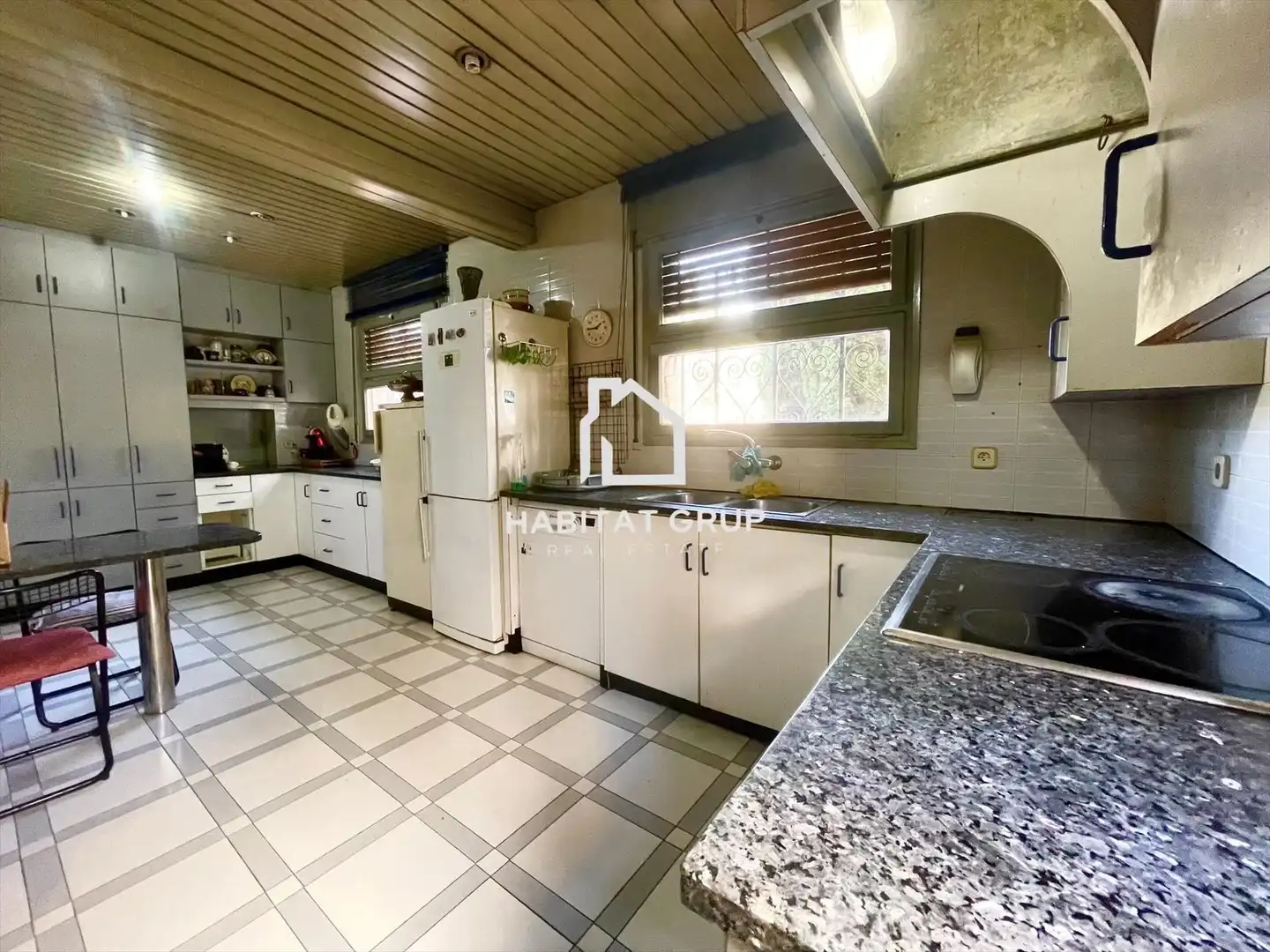 Cuina de Casa o xalet en venda en Girona amb Aire condicionat, Calefacció i Jardí privat