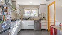 Cuina de Casa o xalet en venda en Sant Cugat del Vallès amb Aire condicionat, Calefacció i Jardí privat