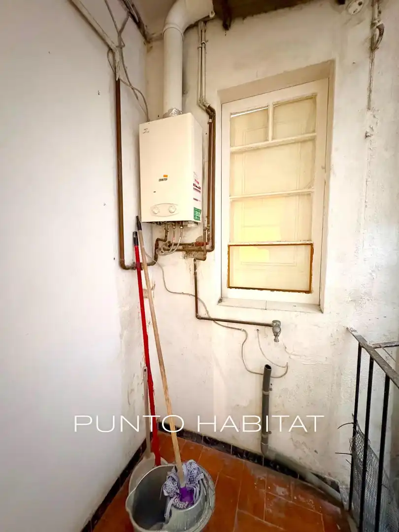 Vista exterior de Piso en venta en Barcelona con Balcón