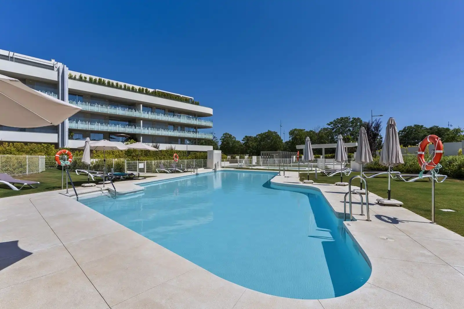 Piscina de Pis de lloguer en Marbella amb Aire condicionat, Terrassa i Moblat