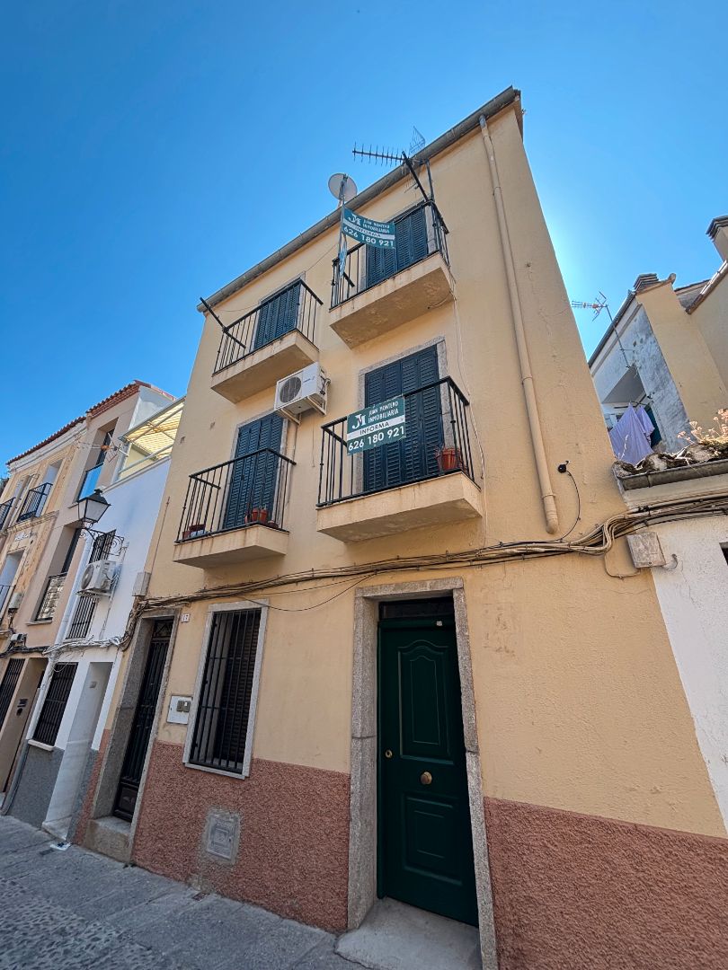 Vista exterior de Casa adosada en venda en Plasencia amb Calefacció i Balcó