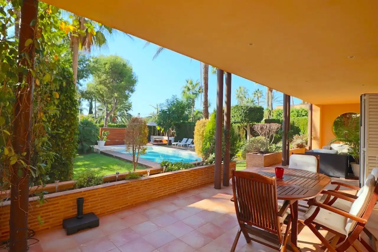Casa amb piscina en venda a Urbanizaciones