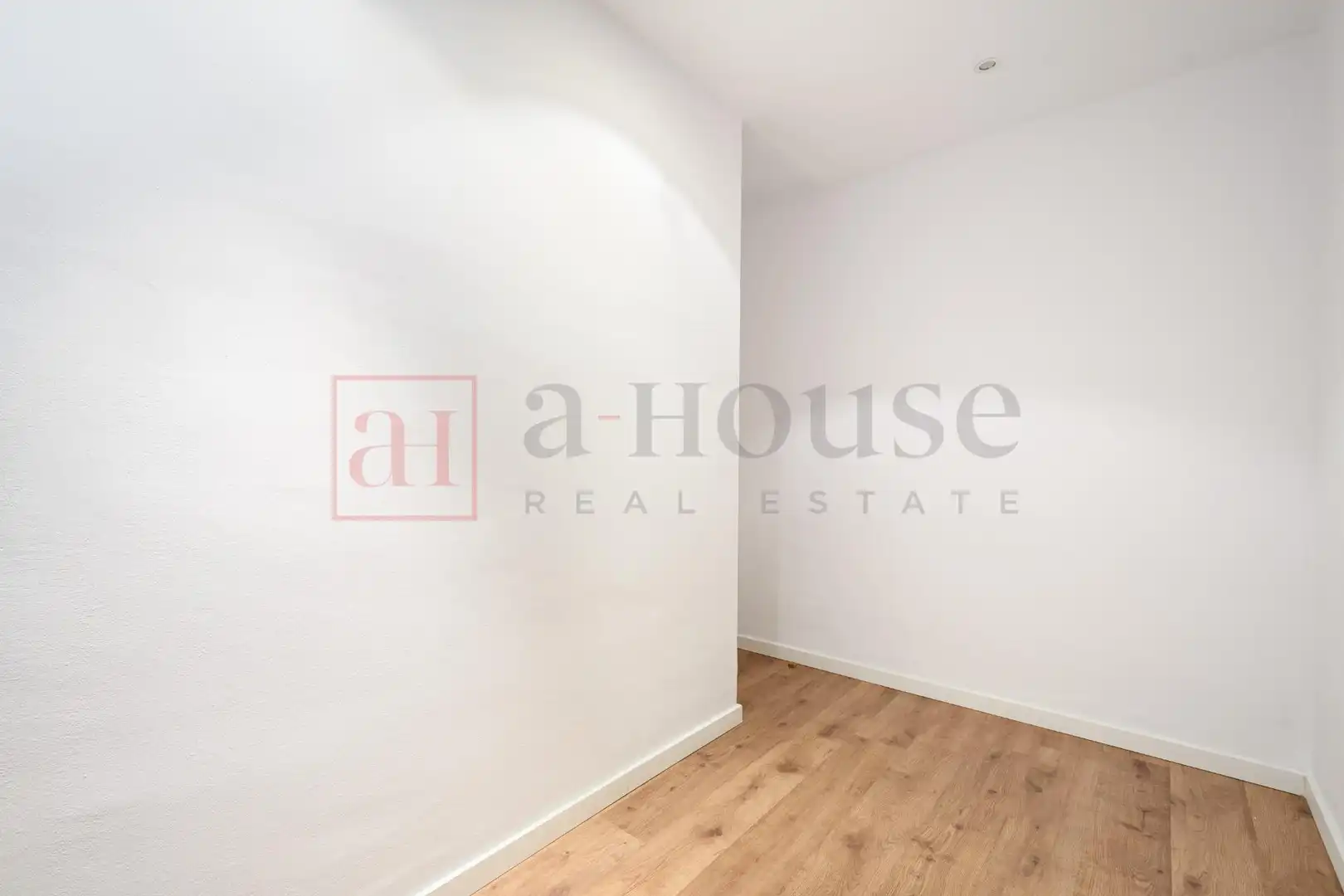 Flat for sale in Barcelona  with Air Conditioner, Heating and Private garden