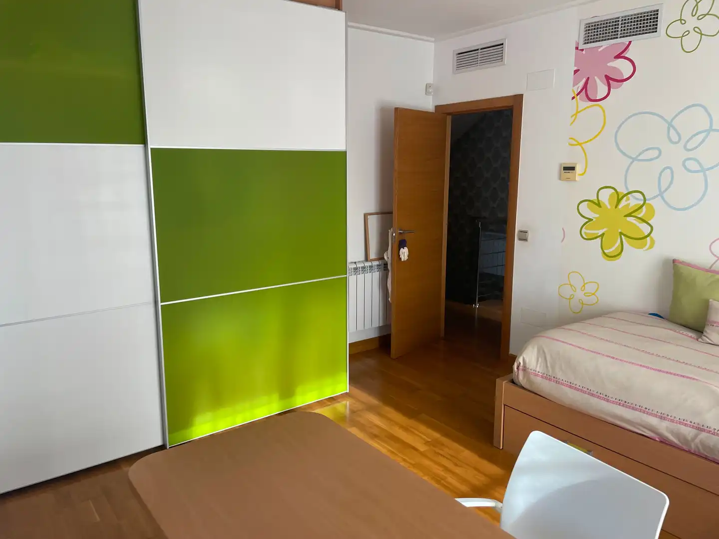 Dormitori de Casa o xalet en venda en Orihuela amb Aire condicionat, Jardí privat i Parquet