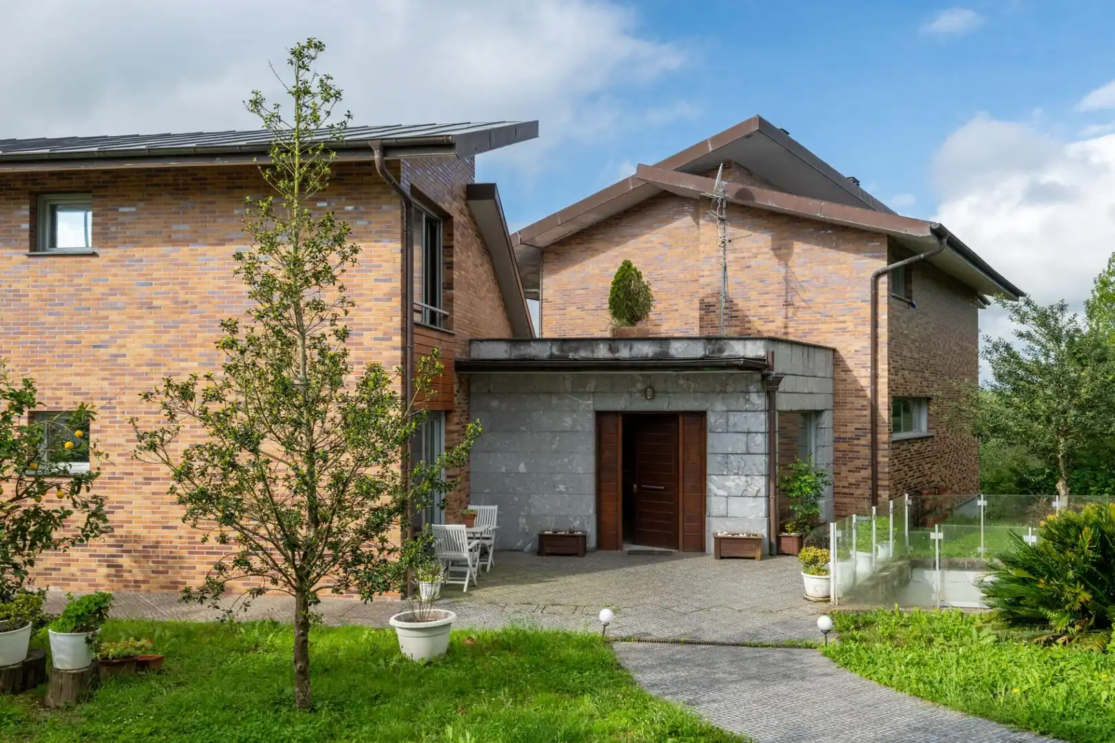 Vista exterior de Casa adosada en venta en Donostia - San Sebastián  con Calefacción, Jardín privado y Terraza