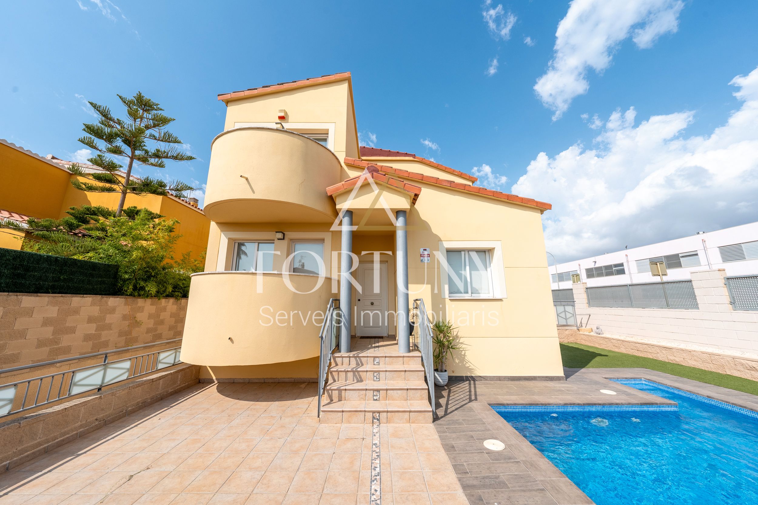 Vista exterior de Casa o xalet en venda en Cambrils amb Aire condicionat, Calefacció i Jardí privat