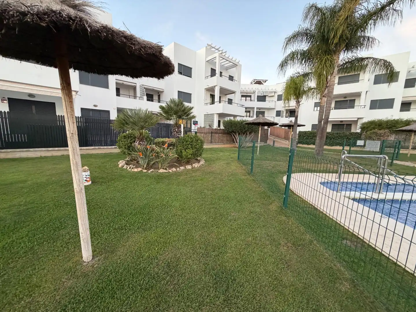 Vista exterior de Casa adosada en venda en Conil de la Frontera amb Terrassa, Traster i Piscina comunitària