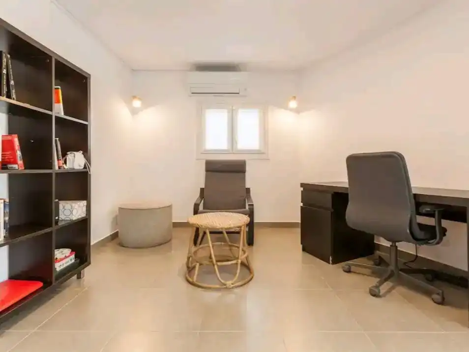 Loft zur Miete in Vallromanes mit Klimaanlage, Abstellraum und Schwimmbad