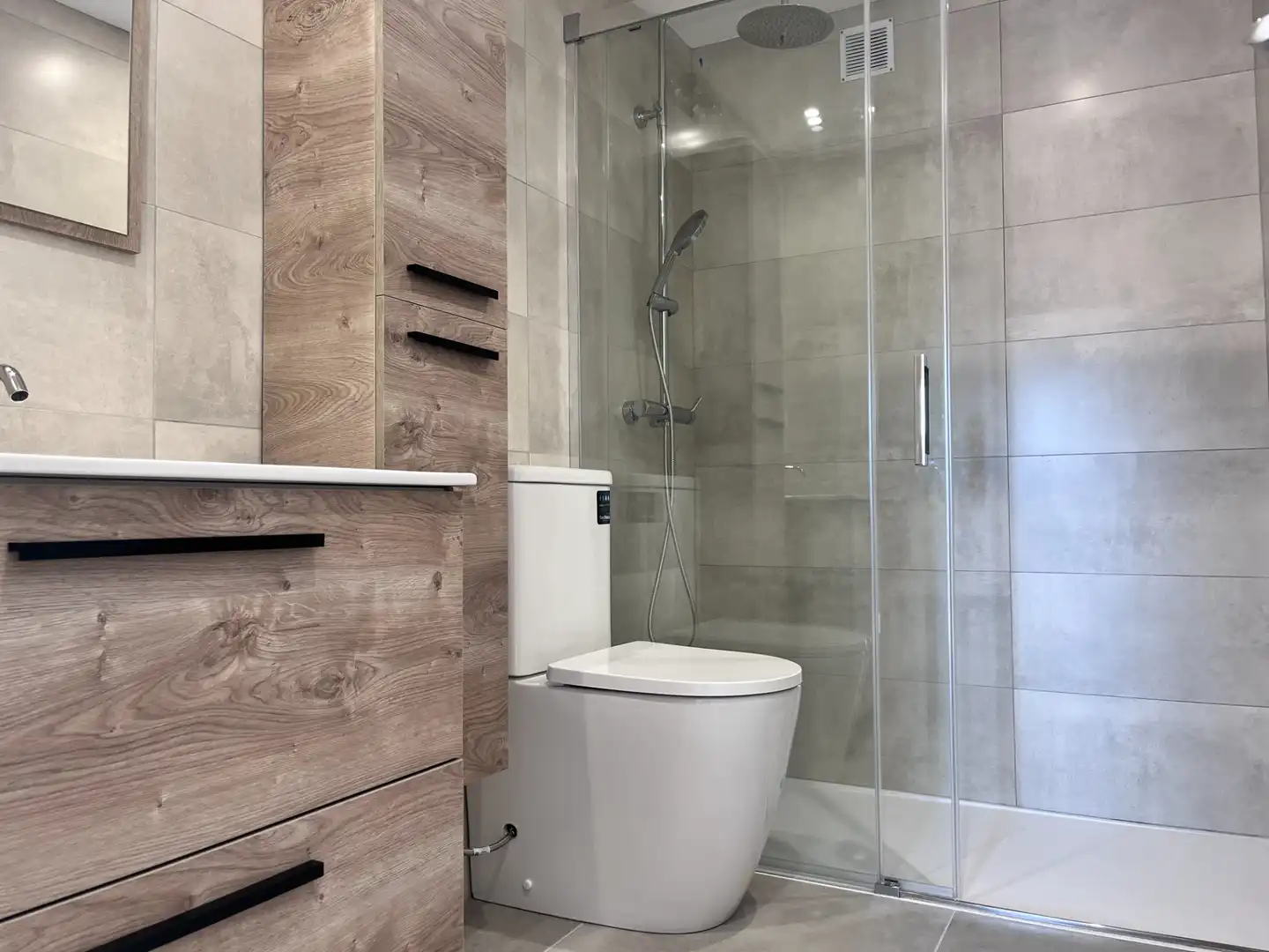 Badezimmer von Wohnung zur Miete in Girona mit Heizung, Ofen und Waschmaschine