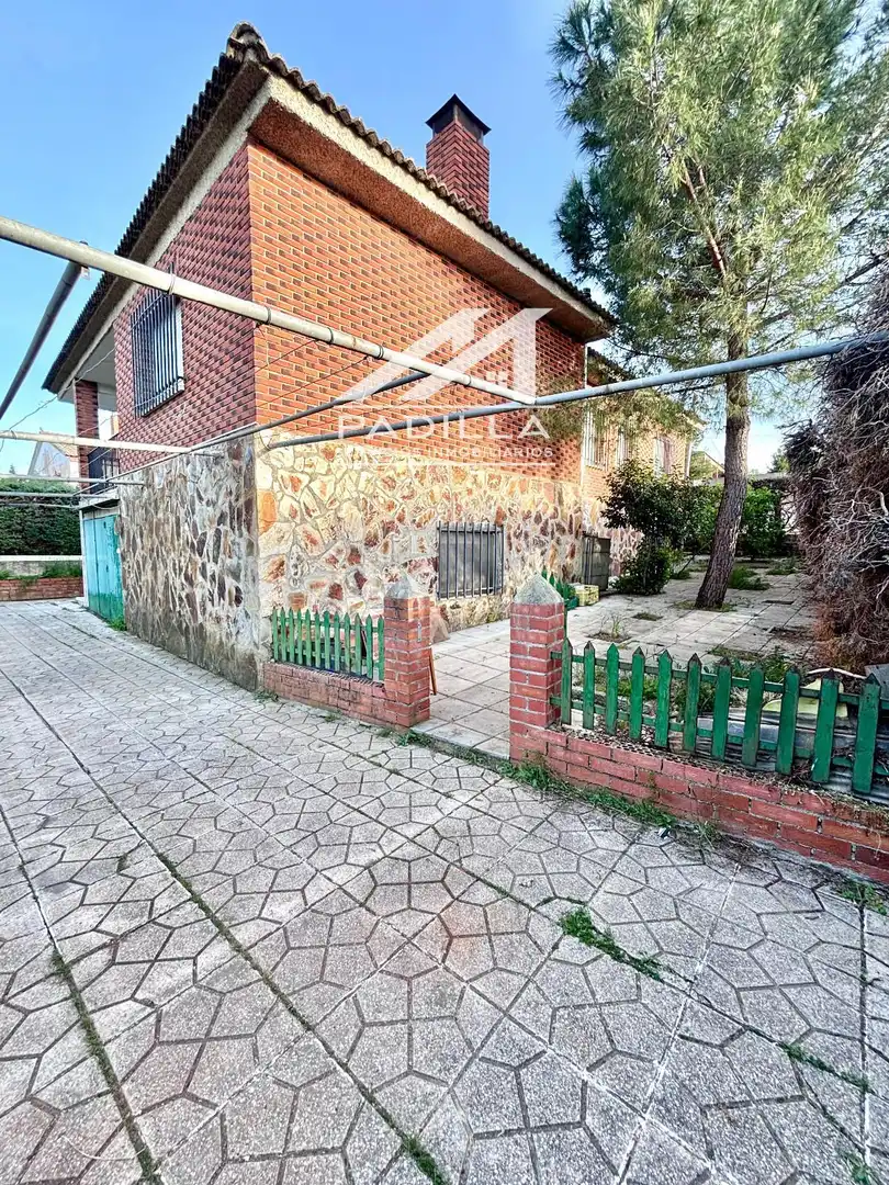 Vista exterior de Casa o xalet en venda en El Viso de San Juan amb Calefacció, Terrassa i Piscina