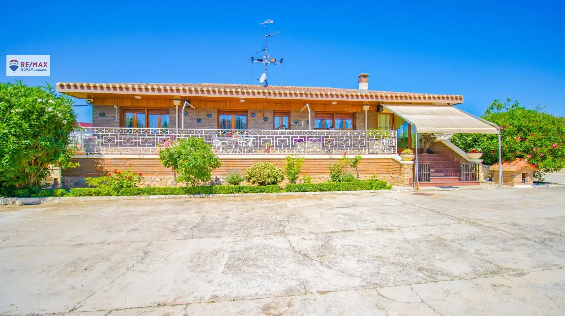 Vista exterior de Casa o xalet en venda en Oyón-Oion amb Aire condicionat, Jardí privat i Parquet