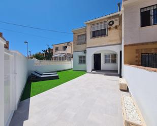 Vista exterior de Casa o xalet en venda en Torrevieja amb Aire condicionat i Terrassa