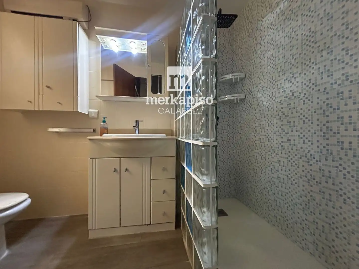 Baño de Piso en venta en Calafell con Aire acondicionado, Terraza y Amueblado