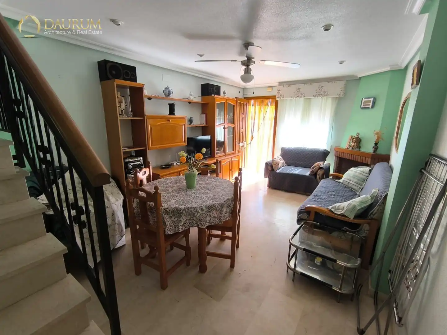 Wohnzimmer von Einfamilien-Reihenhaus zum Verkauf in Santa Pola mit Klimaanlage, Heizung und Privatgarten