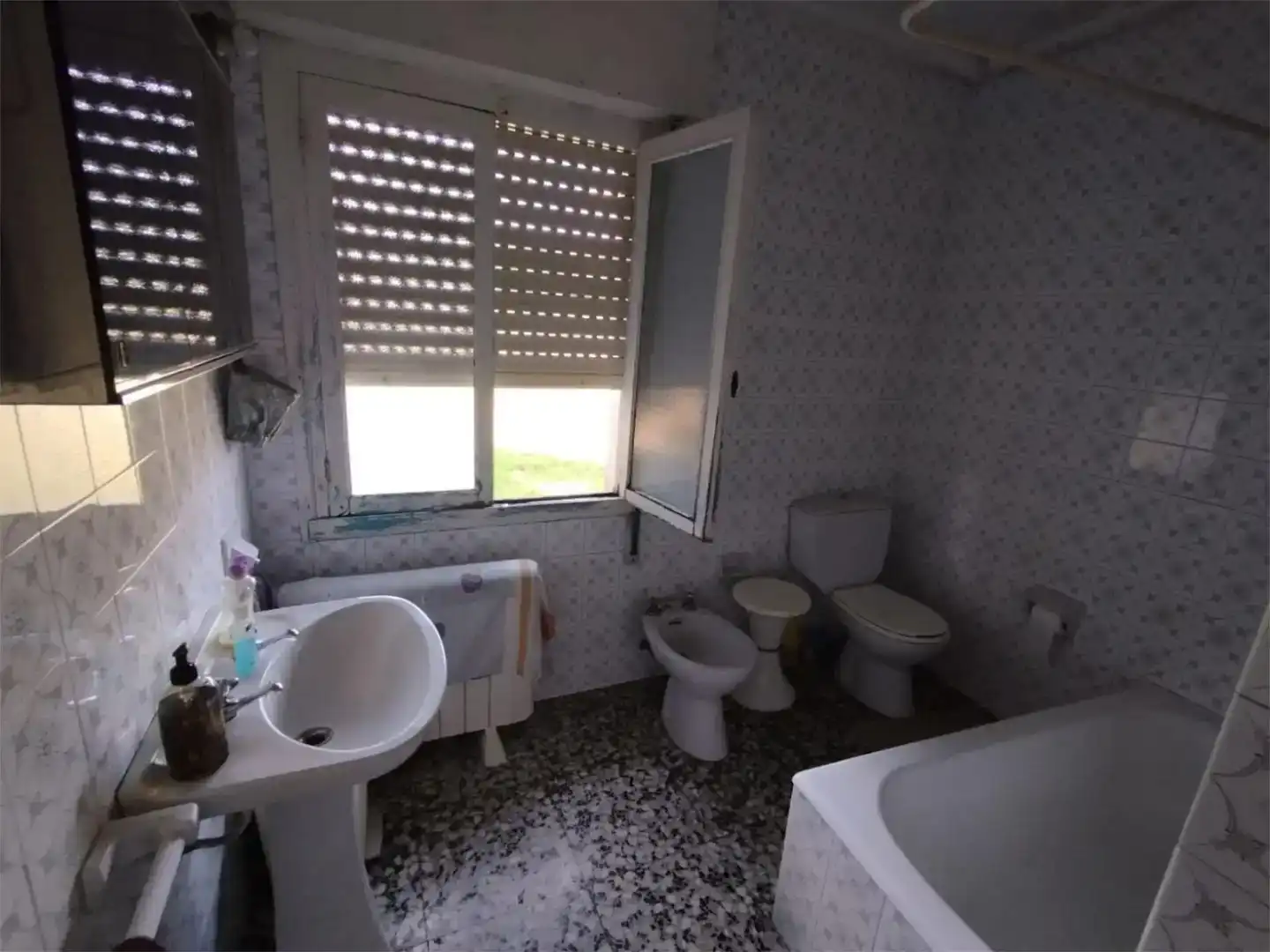 Badezimmer von Wohnung zum Verkauf in Castrillón mit Privatgarten und Möbliert