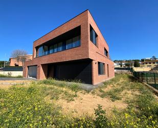 Vista exterior de Casa o xalet en venda en Mataró amb Aire condicionat, Terrassa i Piscina