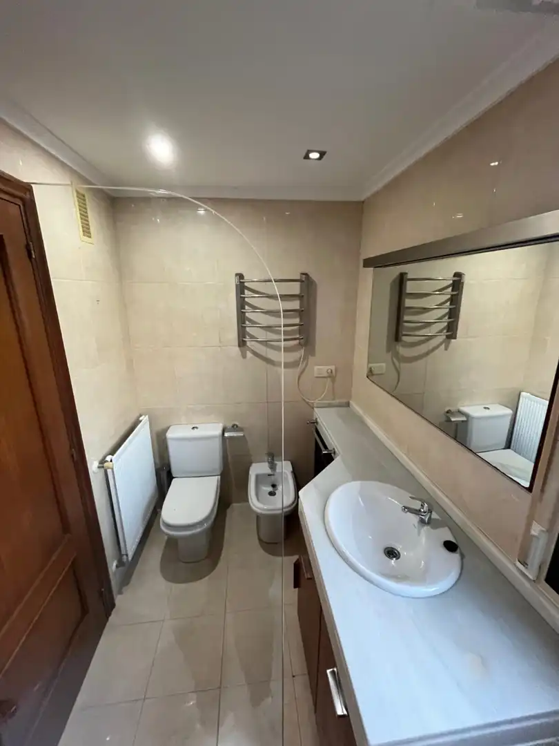 Badezimmer von Wohnung zum Verkauf in  Logroño mit Klimaanlage, Heizung und Privatgarten
