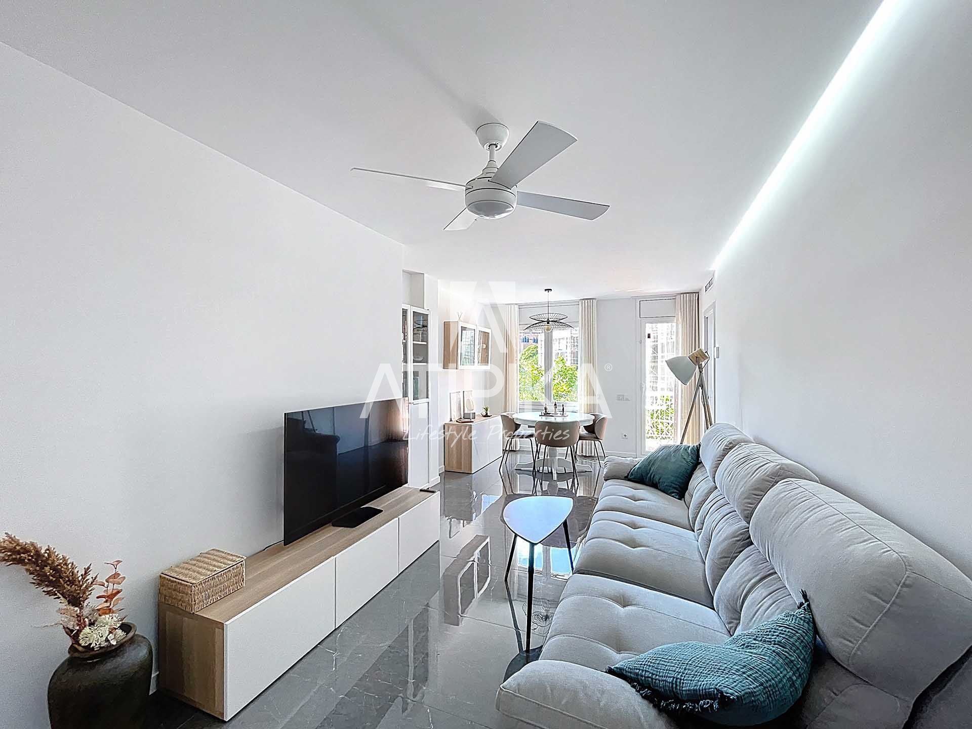 Living room of Flat for sale in  Barcelona Capital  with Air Conditioner, Oven and Washing machine
