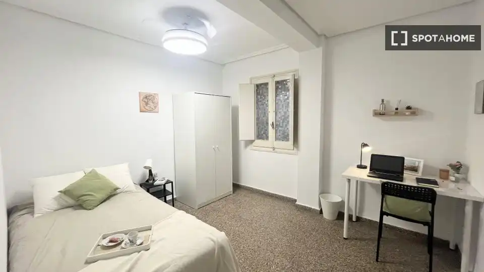 Habitación de Piso de alquiler en Valencia con Aire acondicionado, Calefacción y Amueblado