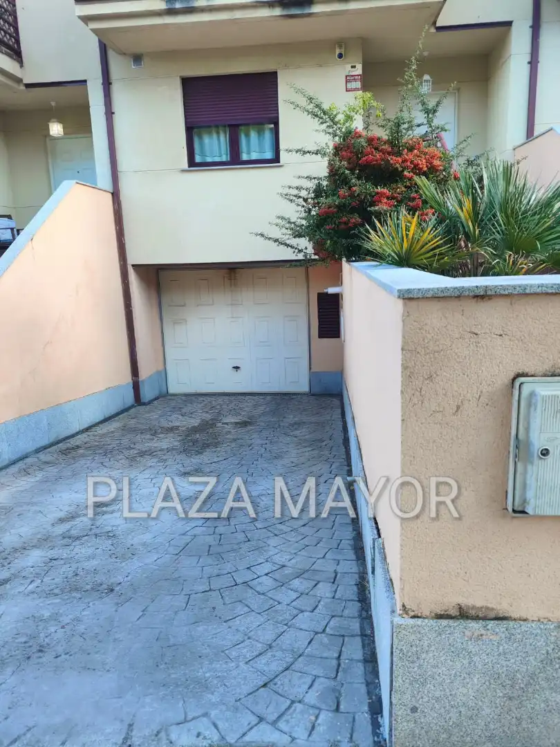 Aparcament de Casa o xalet en venda en Salamanca amb Calefacció, Jardí privat i Forn
