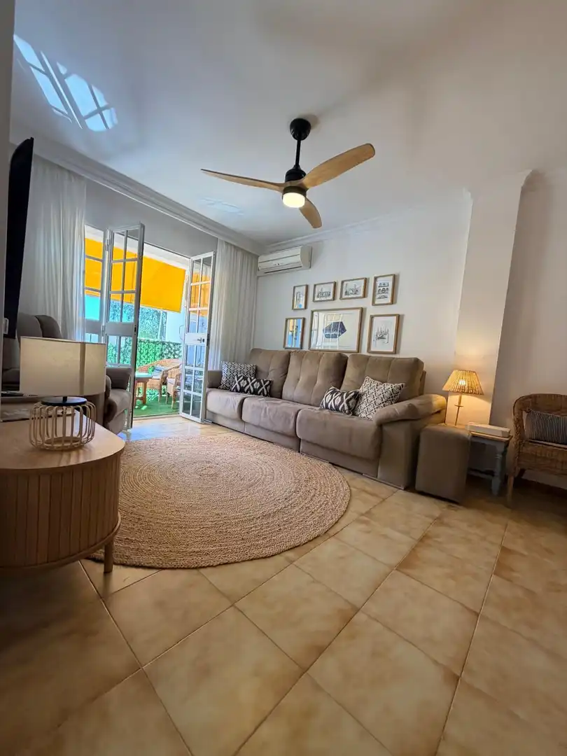 Sala d'estar de Pis de lloguer en Benalmádena amb Aire condicionat i Moblat