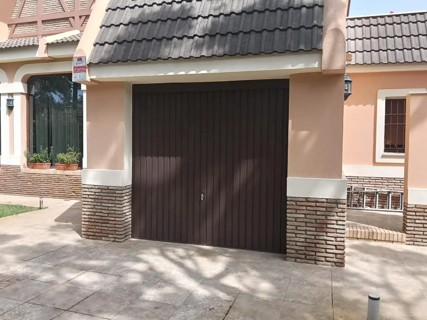 Vista exterior de Casa o xalet en venda en Conil de la Frontera amb Aire condicionat, Jardí privat i Terrassa