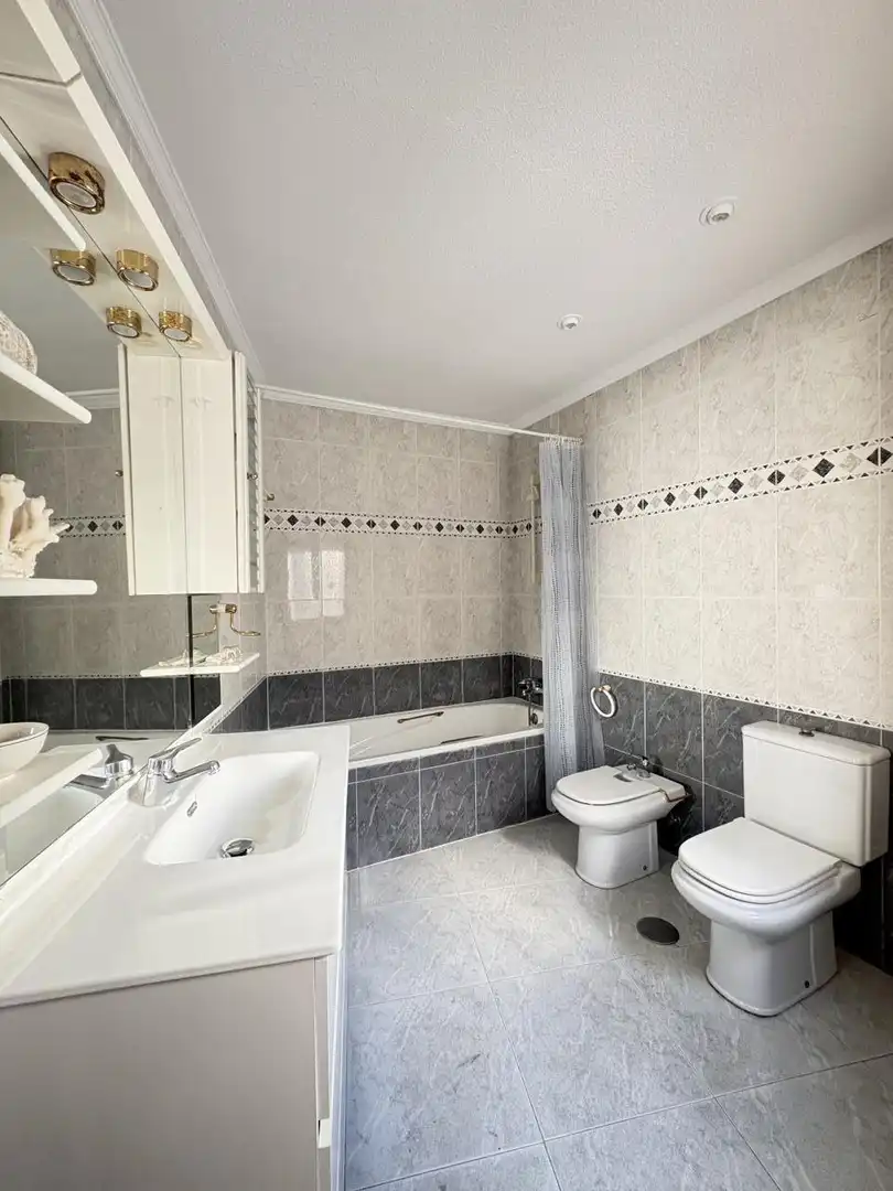 Badezimmer von Wohnung zur Miete in Madrid mit Klimaanlage, Heizung und Parkett