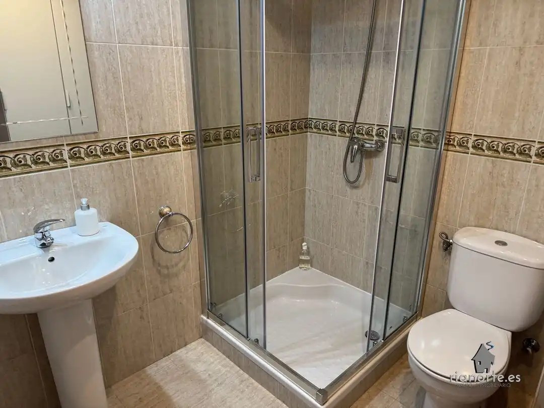 Badezimmer von Wohnung zum Verkauf in Ribadesella mit Heizung und Balkon