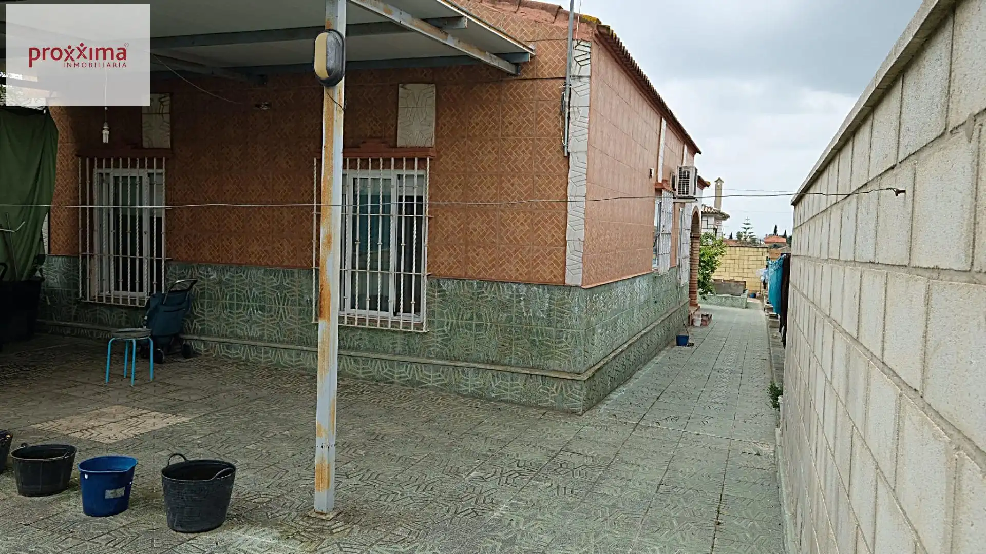 Vista exterior de Casa o xalet en venda en Dos Hermanas amb Aire condicionat, Calefacció i Jardí privat