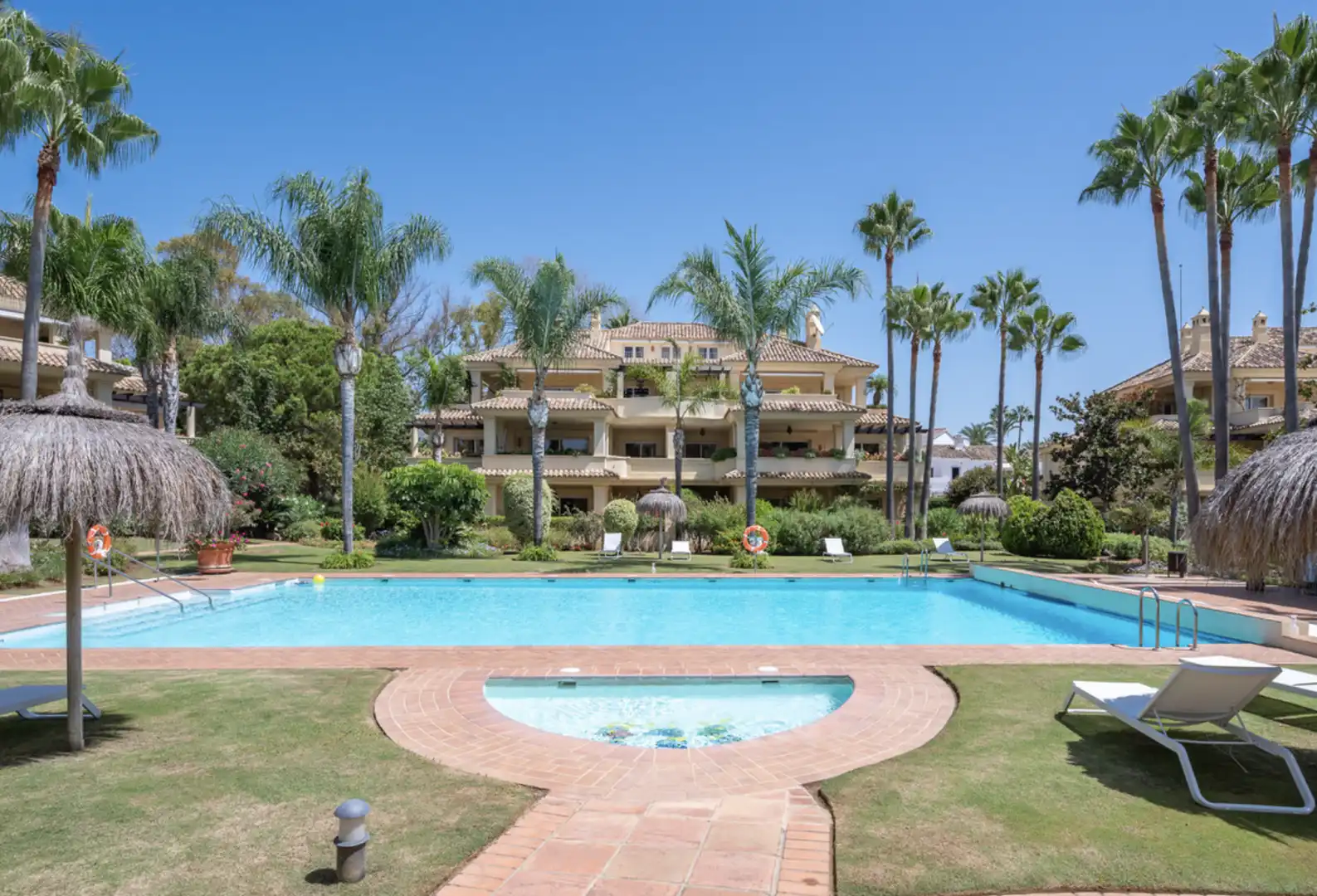 Vista exterior de Ático en venta en Marbella con Aire acondicionado, Terraza y Amueblado