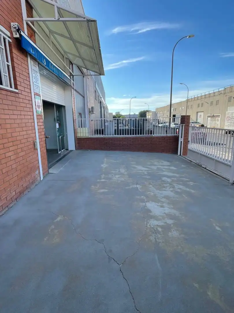 Parkplatz von Fabrikhallen zum Verkauf in Reus