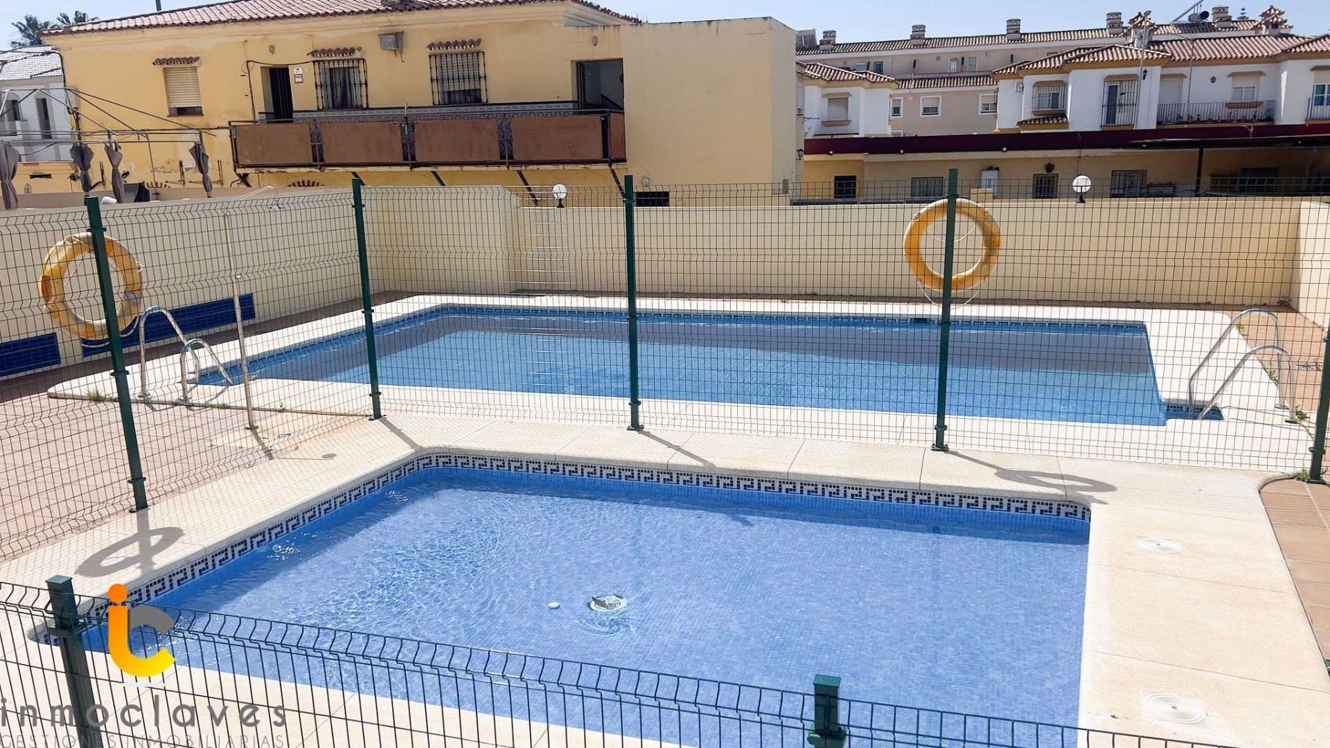 Piscina de Casa adosada en venda en Algeciras amb Aire condicionat, Calefacció i Terrassa
