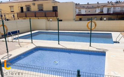 Piscina de Casa adosada en venda en Algeciras amb Aire condicionat, Calefacció i Terrassa