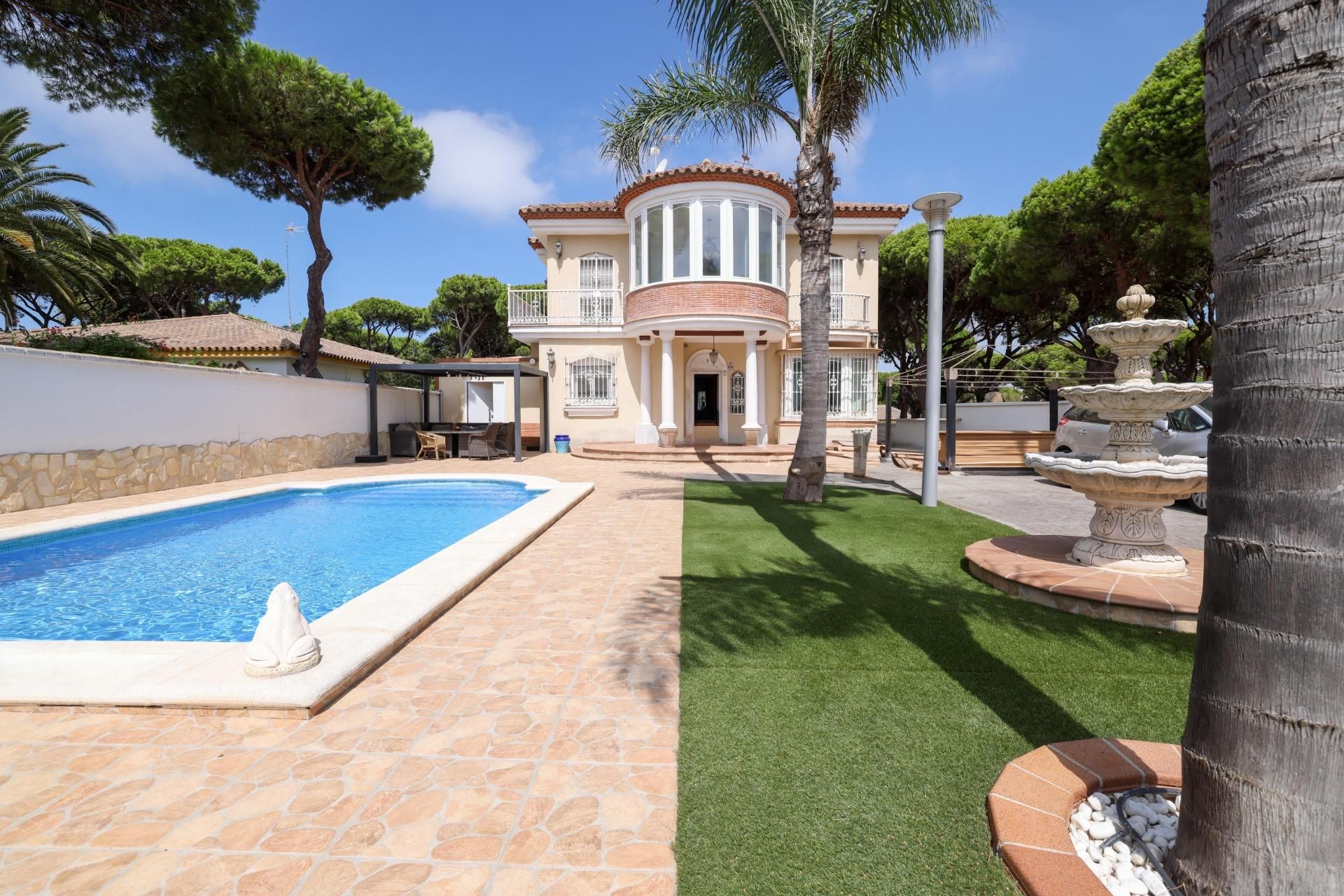 Vista exterior de Casa o xalet en venda en Chiclana de la Frontera amb Aire condicionat, Calefacció i Jardí privat