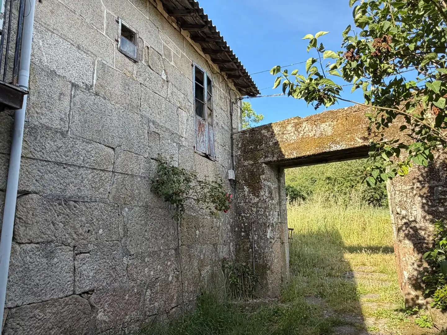 Außenansicht von Einfamilien-Reihenhaus zum Verkauf in San Cristovo de Cea mit Privatgarten und Balkon