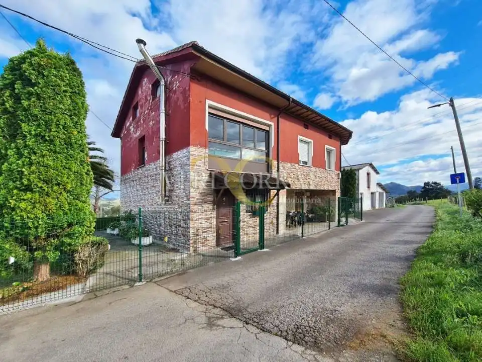 Casa amb jardí en venda a Carretera Cuadroveña