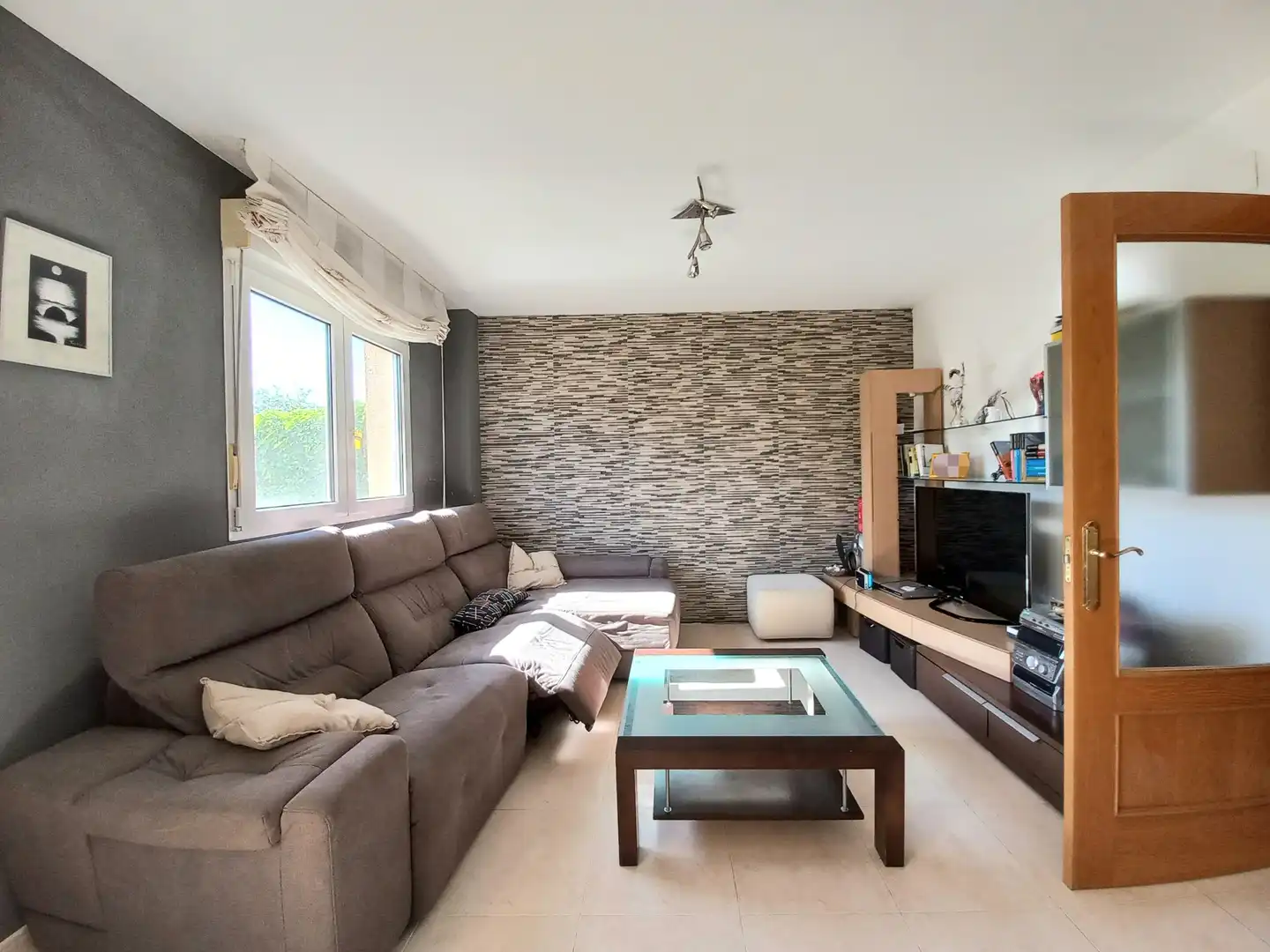 Sala de estar de Casa adosada en venta en Cayuela con Calefacción, Jardín privado y Terraza