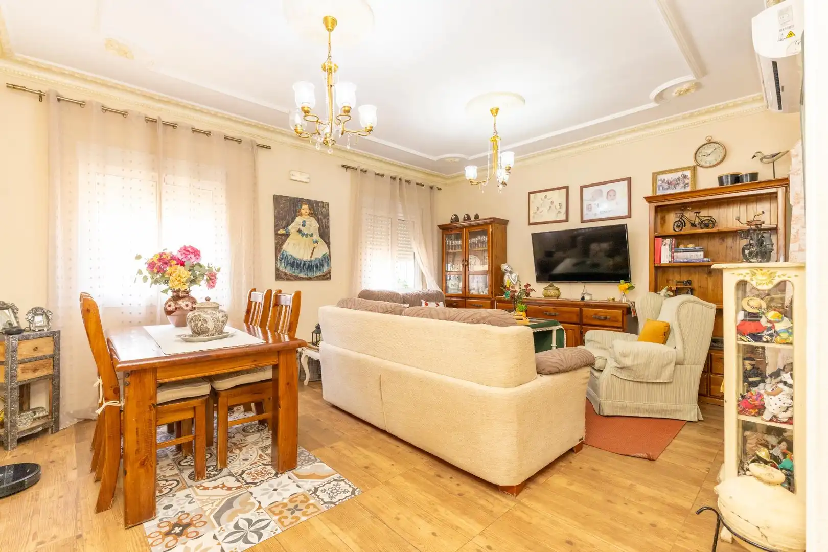 Sala de estar de Casa adosada en venta en Guillena con Aire acondicionado, Calefacción y Terraza