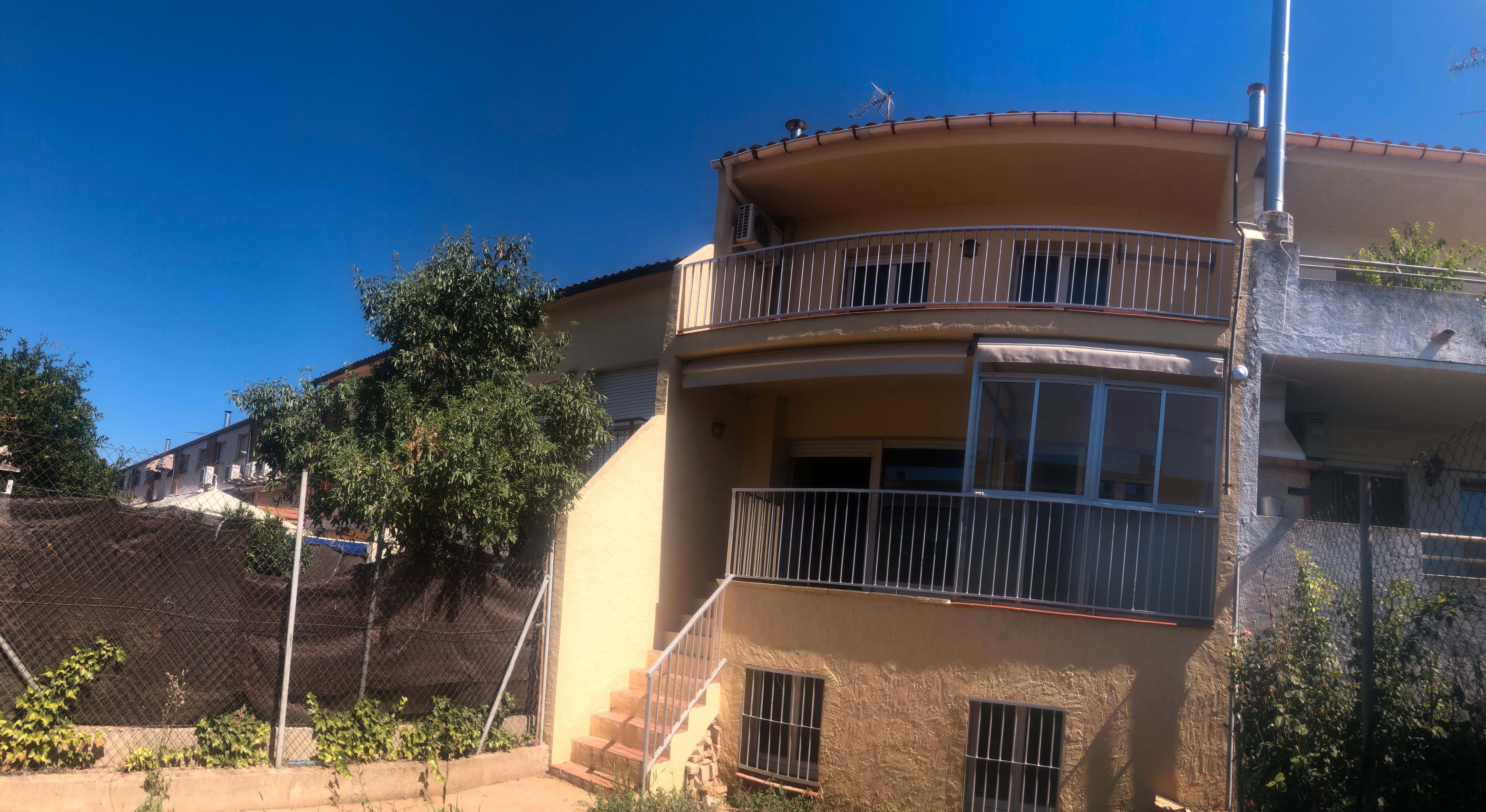 Vista exterior de Casa adosada en venda en Agramunt amb Jardí privat, Terrassa i Traster